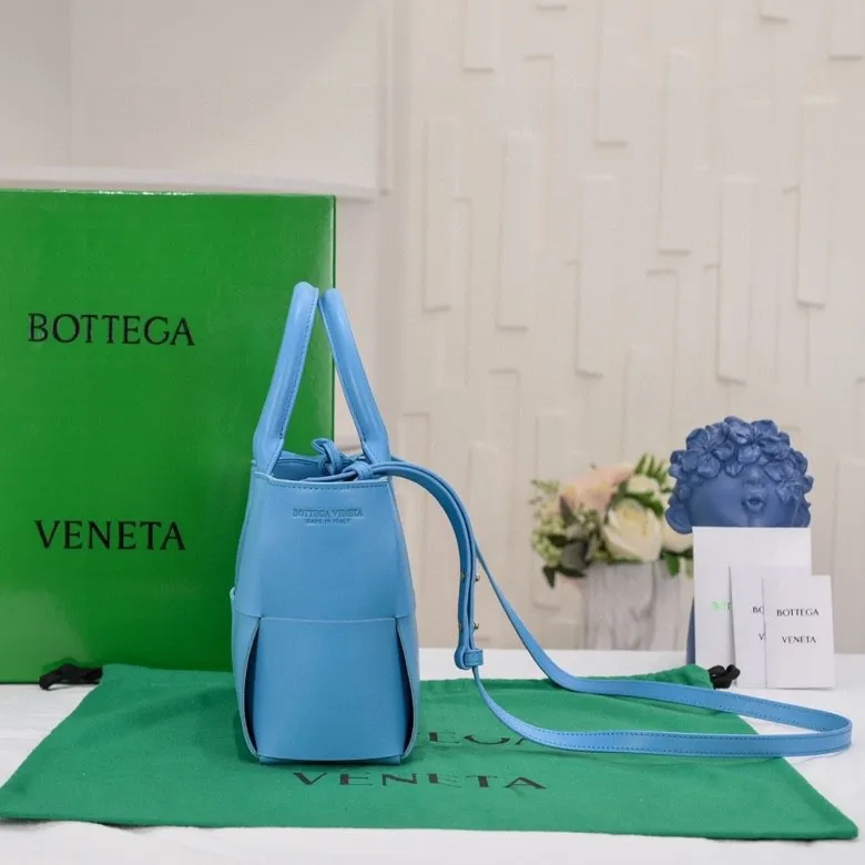 Batch 1460 🔥🔥🔥BV small tote bag🟡🟡🟡Arco tote finally has a mini version this season. I love this size so much💯I have always been fond of tote bags because it has no complicated design, is simple and neat, and is easy to match with daily clothes🍒🍒Key point key point! It comes with a detachable shoulder strap, suitable for commuting and casual wear for any occasion👏👏Model number: 9894#, size: 25x16x8cm